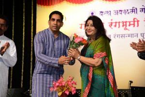 Chairman Govind Gaude welcoming Chief Guest, Smt Vandana Gupte 