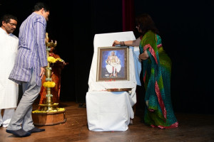 Chief Guest, Smt Vandana Gupte offering flower petals